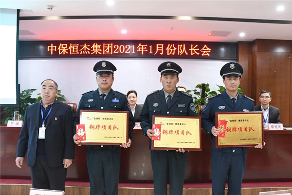 牛書記為安徽省廣播電視臺、合肥特殊教育學校、安徽省建筑大學項目隊頒發(fā)銅牌項目隊獎牌和獎金